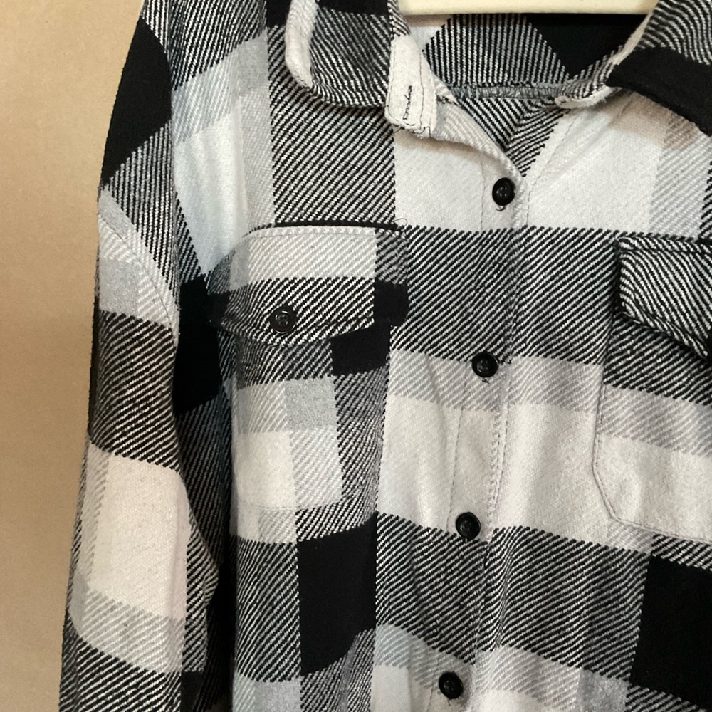 Nasty Gal Black and White Plaid Button-Up Shirt. Flannel. Size 22 - Picture 3 of 11